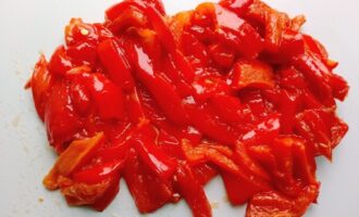 Нарезанный запеченный перец полосками