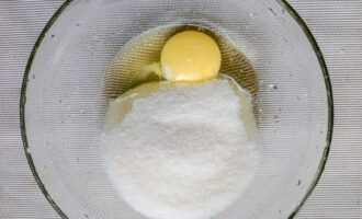 Смешивание сахара с яйцом для маффинов