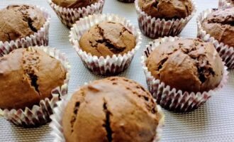 Шоколадные маффины после выпечки