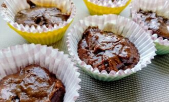 Формочки, заполненные тестом для маффинов