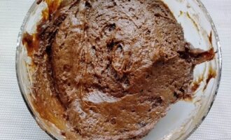 Замешивание густого шоколадного теста