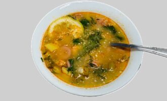 Готовая солянка с лимоном и зеленью