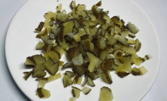 Нарезанные соленые огурцы