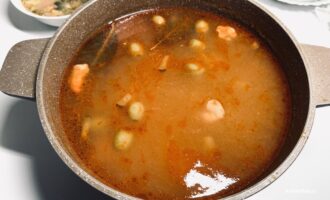 Солянка с курицей и сосисками в кастрюле