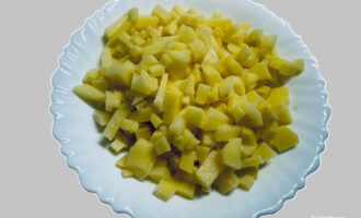 Нарезанный картофель для супа