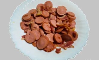 Обжаренные сосиски и бекон