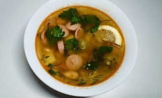 Солянка с жареной курицей и сосисками