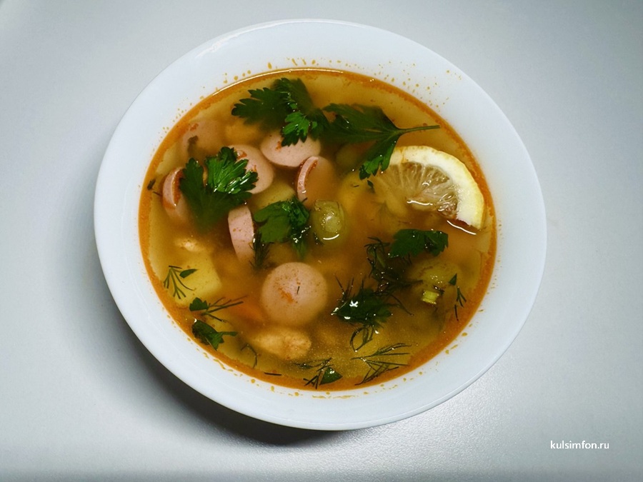 Солянка с жареной курицей и сосисками