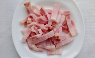 Нарезанная соломкой грудинка