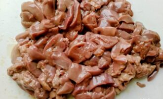 Нарезанная кусочками куриная печень