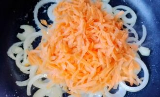 Морковь и лук вместе на сковороде