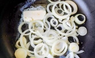 Лук на сковороде со сливочным маслом