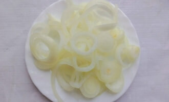 Нарезанный кольцами лук для приготовления куриной печени