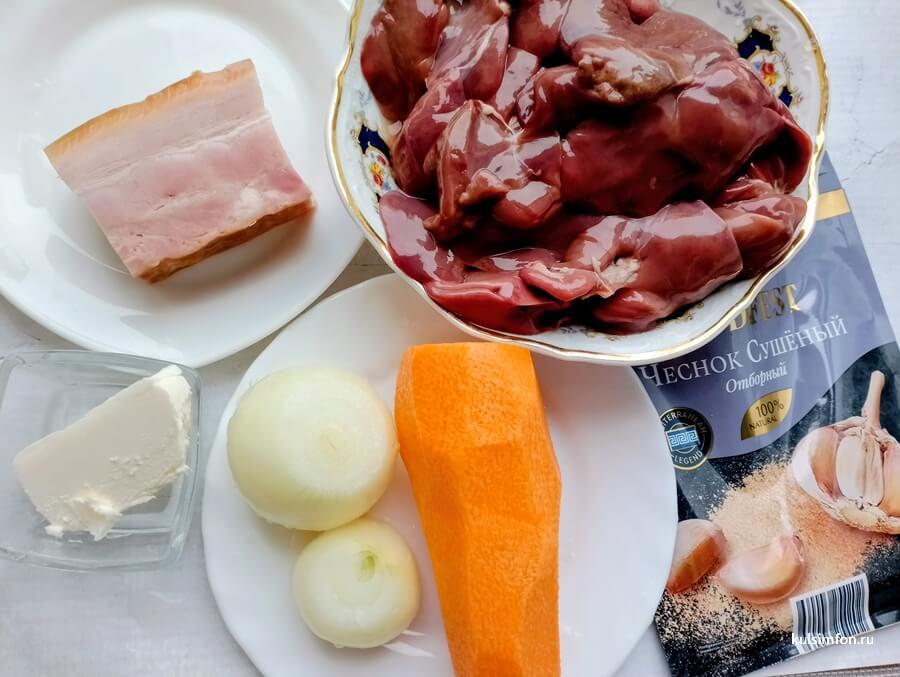 Ингредиенты для куриной печени с грудинкой: печень, грудинка, морковь, лук, масло и специи