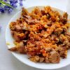 Готовая куриная печень с грудинкой на тарелке