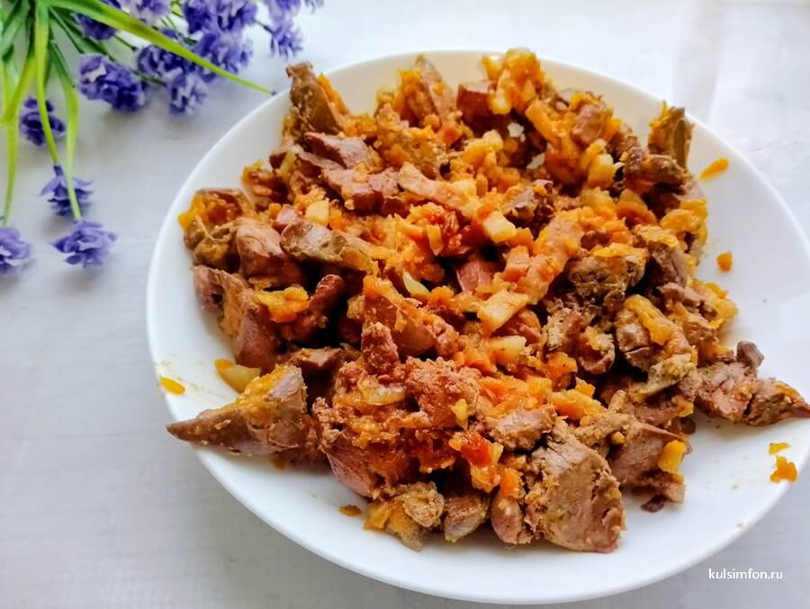 Готовая куриная печень с грудинкой на тарелке