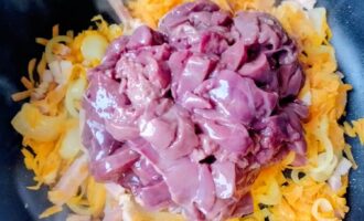 Куриная печень, добавленная к овощам и грудинке