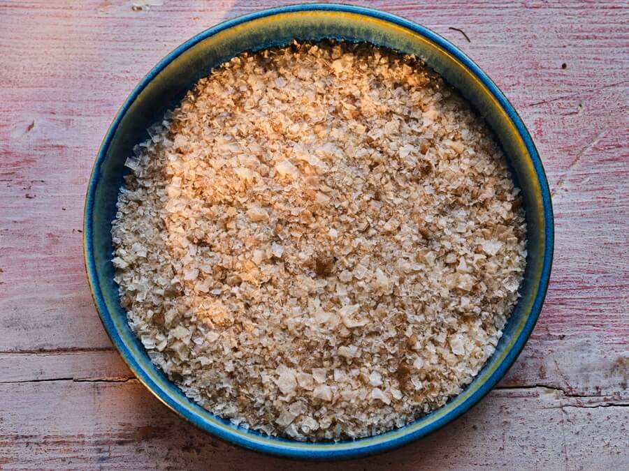 Копченая морская соль хлопьями в керамической миске