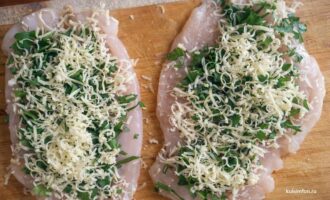 Куриное филе с начинкой из тертого сыра и петрушки перед формированием котлет