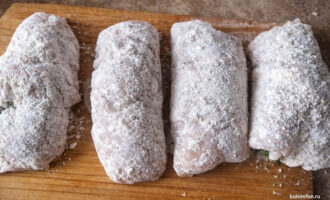 Котлеты по-киевски, обваленные в муке перед панировкой