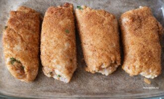 Котлеты по-киевски перед запеканием в духовке, выложенные в форму
