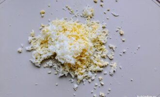 Отварное яйцо, измельченное в крошку для котлет