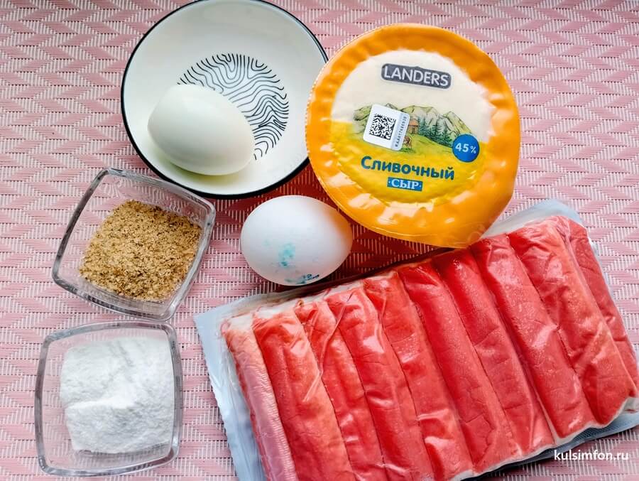 Ингредиенты для котлет с крабовыми палочками и яйцом на столе