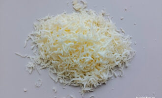 Тертый сыр на мелкой или средней терке для котлет с крабовыми палочками