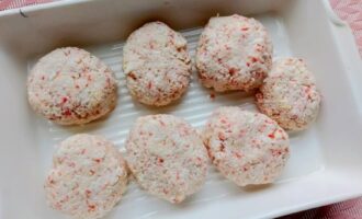 Сформированные котлеты из крабовых палочек перед запеканием