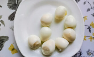 Очищенные перепелиные яйца для начинки котлет