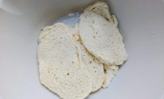 Батон, замоченный в молоке для приготовления котлет