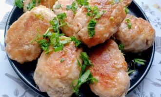 Котлеты с перепелиным яйцом внутри на тарелке, румяные и сочные