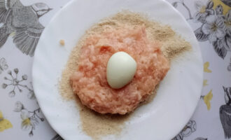 Формирование котлеты с перепелиным яйцом в центре