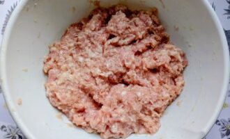 Формирование котлеты с перепелиным яйцом в центре