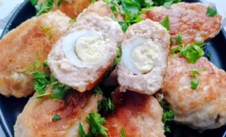 Готовые котлеты с перепелиным яйцом в разрезе