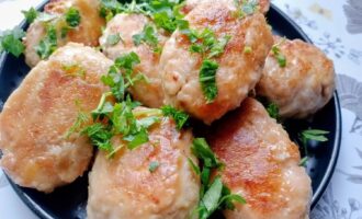 Котлеты, обжаривающиеся на сковороде до золотистой корочки