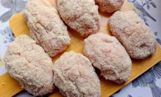 Котлеты, обваленные в панировочных сухарях перед жаркой