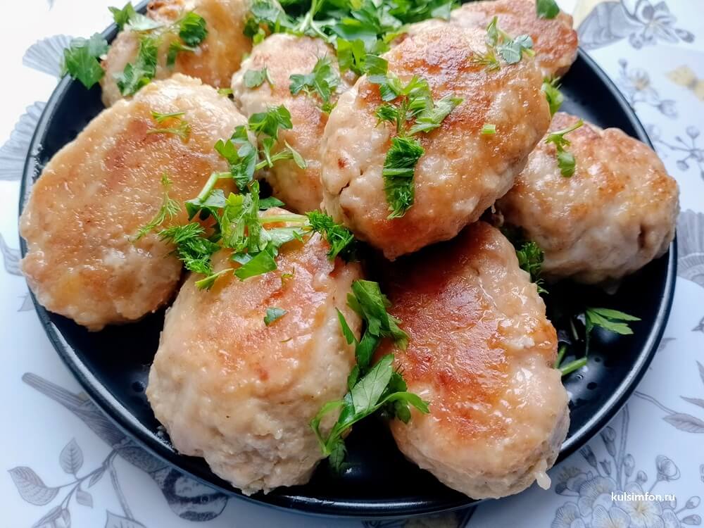 Котлеты с перепелиным яйцом внутри на тарелке, румяные и сочные