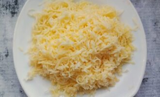 Тертый твердый сыр для куриных котлет