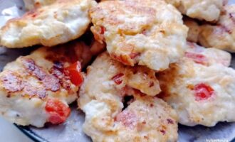 Куриные котлеты с сыром и помидорами на тарелке