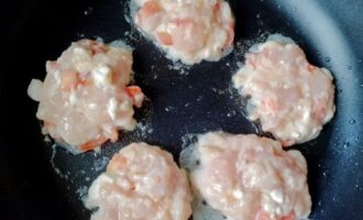 Куриные котлеты с сыром и помидорами на сковороде