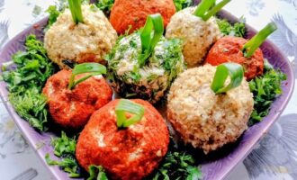 Готовая новогодняя закуска из курицы с сыром и яицами