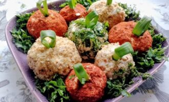 Куриные шарики с яйцом и сыром