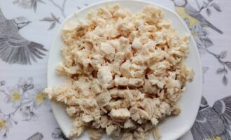 Нарезанное отварное куриное филе для закуски