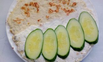 Выкладывание нарезанного огурца на куриный блинчик