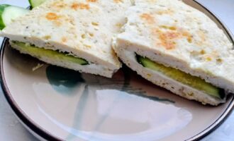 Готовый куриный блинчик с начинкой из творожного сыра и огурца