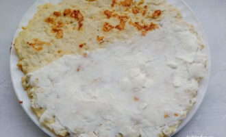 Смазывание куриного блинчика творожным сыром