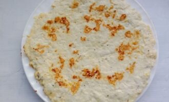 Готовый куриный блин после жарки на тарелке