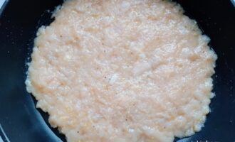 Куриный фарш выложен тонким слоем на сковороду