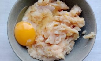 Добавление яица в куриный фарш для блинчика
